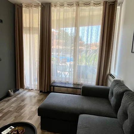 & Traky, Saint Vlas, улица черно море 12 アパート *